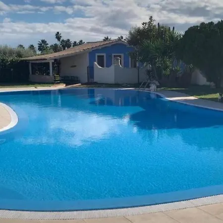 Parisi Con Piscina Villa