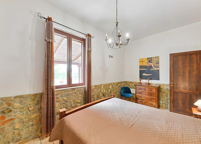 Parisi Con Piscina Villa *