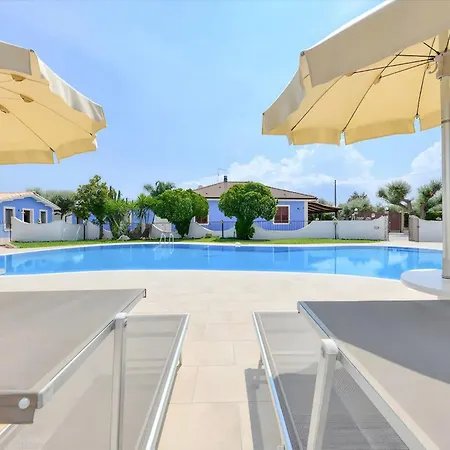Parisi Con Piscina Villa *